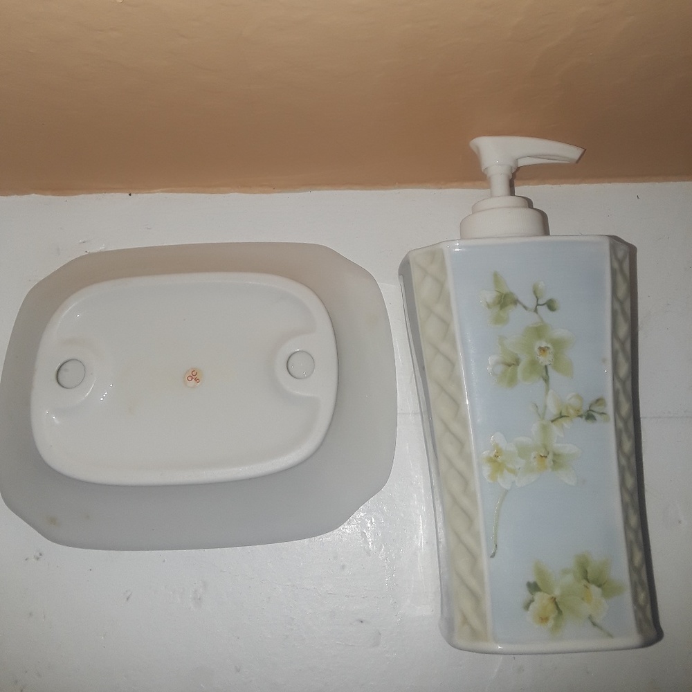 Ceramic Lotion Dispenser and Soap Dish - Picture 5 of 5